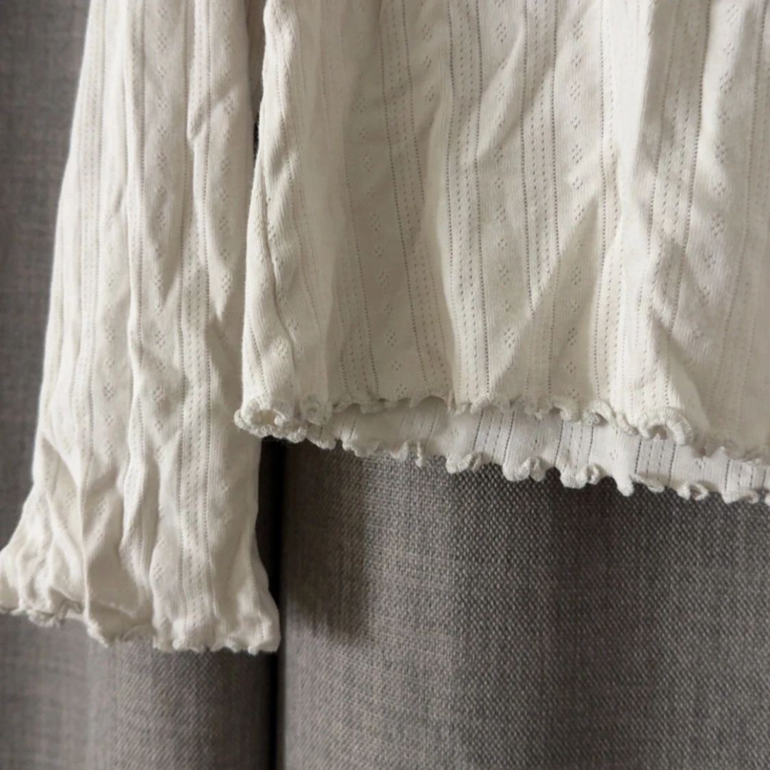 Vit långärmad ribbad tröja med knappar - 1