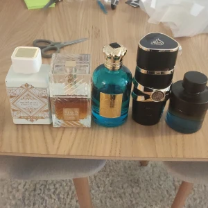 Fem exklusiva herrparfymer mix (paketpris)  - Säljer fem herrparfymer: Badee Al Oud Honor & Glory (vit flaska med guldmönster)90ml/100, Khamrah Lattafa (glasflaska med bärnstensfärgad vätska) 90ml/100, Imperial Blue Riiffs (blå flaska med gulddetaljer) 40ml/100, lattafa Assad 80ml/100 & halloween one man 50ml/75.                                                                                   O.B.S!!! allt säljs som ett paket, alltså går det inte att köpa parfymer indiviudellt. Priset är generöst men kan tänka mig att gå ner 100-200kr max.