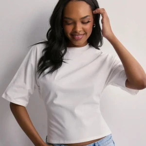 Knyt tröja - Säljer denna jätte fina nelly tröja som man knyter vid ryggen. Använd vid två tillfällen. Säljer eftersom den inte används. Skriv för flera bilder