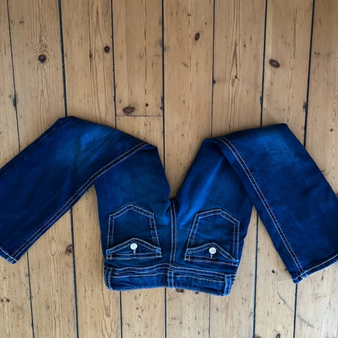 Blå bootcut jeans med kontrastsömmar - 2