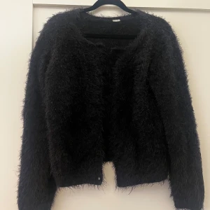 Svart fluffig kofta från Lindex - Säljer en svart fluffig kofta från Lindex! Storleken xs🖤