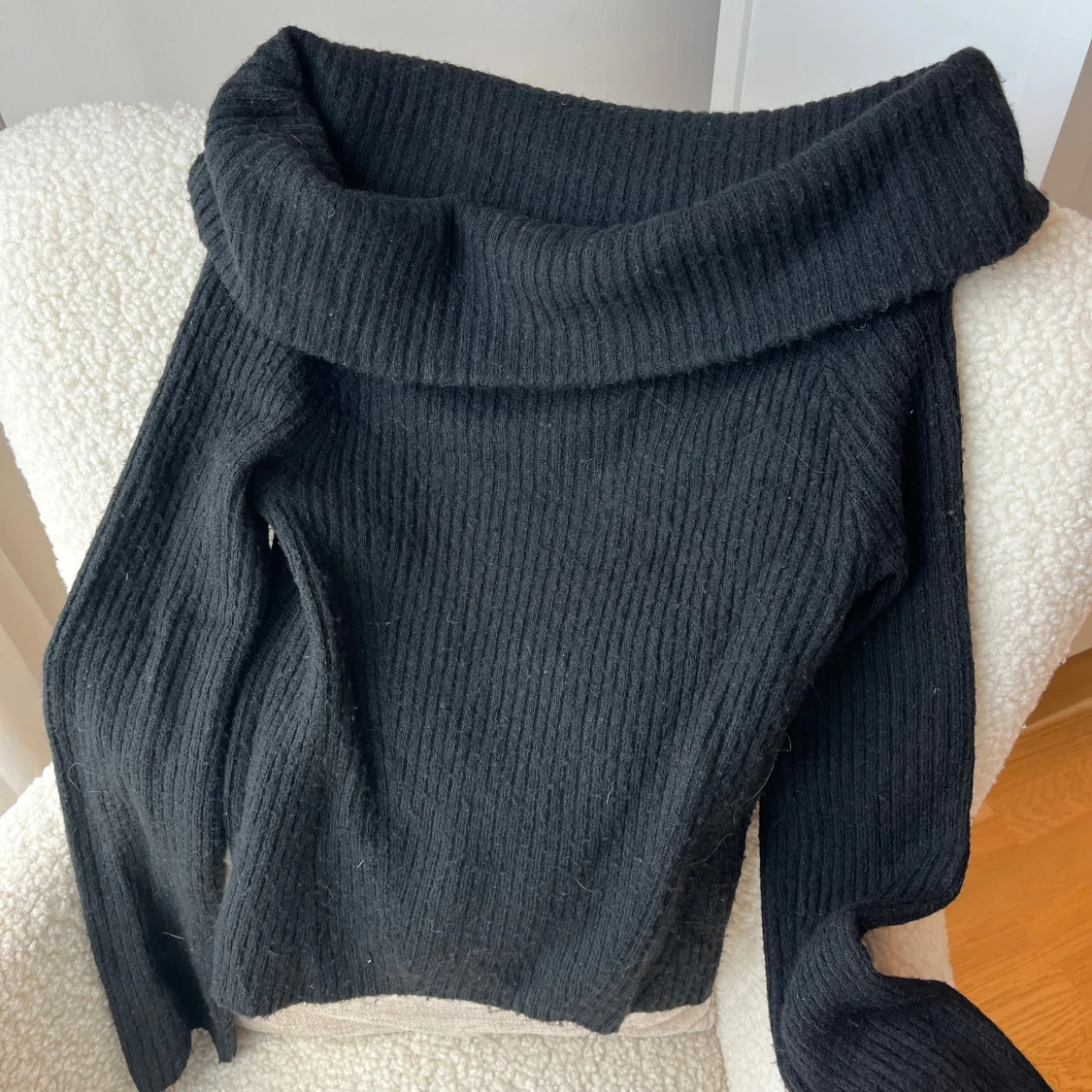 Svart ribbstickad offshoulder tröja från H&M