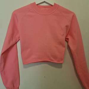 Croppad rosa tröja - Croppad tröja i en snygg rosa färg. Passar dig som vill ha en tröja med lite kortare passform.