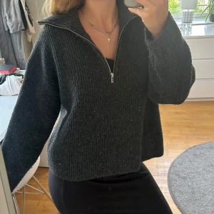 Stickad tröja med zip - Mysig svart stickad tröja med dragkedja framtill! Säljer eftersom den inte används. Storleken är M men tror den skulle passa någon med S bra! Skicket är bra men lite använd! Kan testa med nopperborttagaren om du är intresserad. Skriv om du har frågor eller undrar något!💖