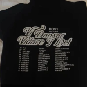 Svart Hov1 hoodie med turnétryck - Söker två st hoodies från HOV1’S sista turné helst i XL