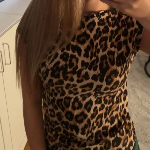Leopardmönstrad ärmlös topp - leopard t-shirt från lager 157. Inga skador och använd få gånger🩷