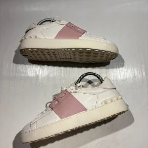 Valentino Skor - Hej! Säljer nu mina skor från märket Valentino, storlek 37 bra skick, allt på bilden ingår. Tveka inte på att höra av dig om du har frågor eller funderingar kring skorna! 