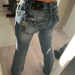 Miss Me jeans - Supersnygga Miss Me jeans i bra skick😍Storlek 30 och sitter perfekt på mig som är en S/36/38 och 167 cm lång. Vill typ inte sälja dessa för de är typ för snygga 🙈