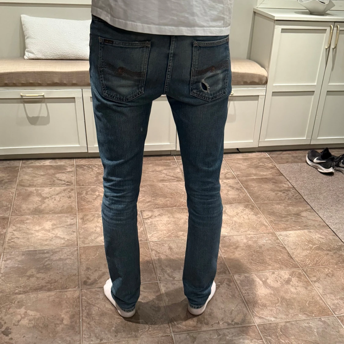 Blå jeans med slitna detaljer - 1