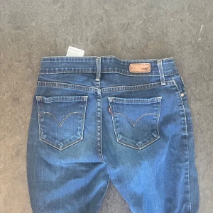 Levis jeans  - Säljer ett par lågmidjade bootcut Levis jeans pga att de ej kommer till nån användning längre inge defekter förut de längst ner på benet som syns på andra benet men skulle inte säga att det syns när man använder de.💕
