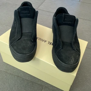 Axel Arigato Skor - Svarta sneakers från Axel Arigato utan snören. Modellen heter 360 laceless. Storlek 42