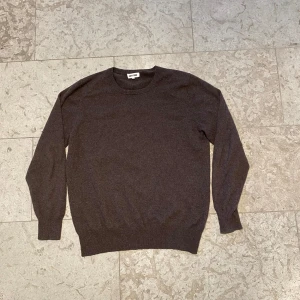 Soft goat Kashmirtröja  - Säljer en stilren brun kashmirtröja från Soft Goat. Tröjan har en klassisk design med rund hals och långa armar. Den mjuka kashmiren ger en lyxig känsla och gör den till ett måste i garderoben. Passar både till vardags och mer uppklädda tillfällen. Tröjan är i storlek L men sitter som M. Tröjan har ett litet hål i ena armen se på bild 3 det är den ända defekten. Skriv privat för fler bilder och vid minsta fråga.