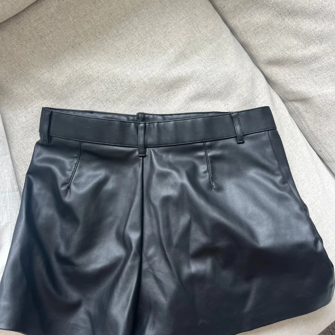 Svarta skinnshorts från Zara - 1