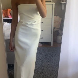 VIT LÅNG TUBKLÄNNING - Endast använd 2 gånger så i mycket bra skick! Funkar både till fest eller något enkelt. Nypris 499kr