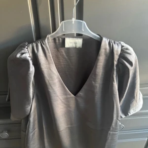 Grå blus från neo noir  - Jätte fin grå blus ifrån neo noir, jätte bra skick