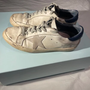 Golden goose  - Perfekta skor för våren och sommaren! Snygga vita golden goose skor. Skick: 6-7/10. Ganska använda men funkar bra ändå. Bara skorna medföljer. Priset är inte hugget i sten! Går att pruta. Säljer vid snabb och bra deal. Fraktar snabbt! Size:42-43