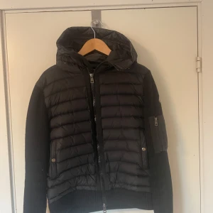 Moncler Cardigan  - Den är i jätte fint skick, har använt den i ungefär 1.5 månader och är i storlek Xl Men sitter typ mellan M-L. Skulle säga att folk mellan 183-190 kan va på sig den. Hör av din angående priset eller vad som!