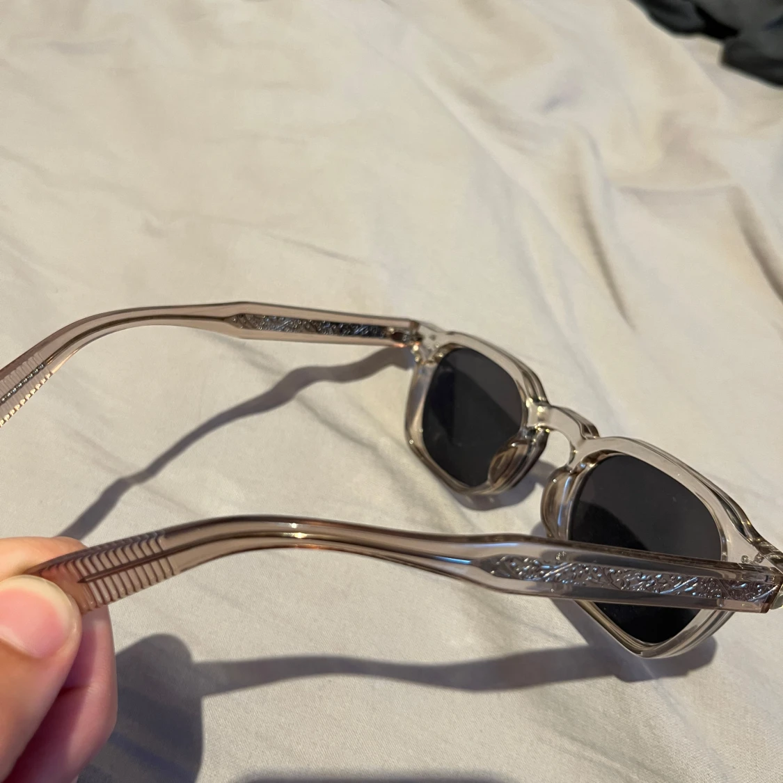 Transparenta solglasögon med svart lins - 3