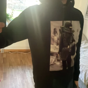 Svart hoodie från Limitato - Säljer en svart hoodie från Limitato med ett coolt tryck på framsidan. Tröjan har en klassisk huva med dragsko och långa ärmar. Perfekt för en avslappnad stil. Model 179cm och 65kg nypris 2500                                                                                    ! Inga skambud!