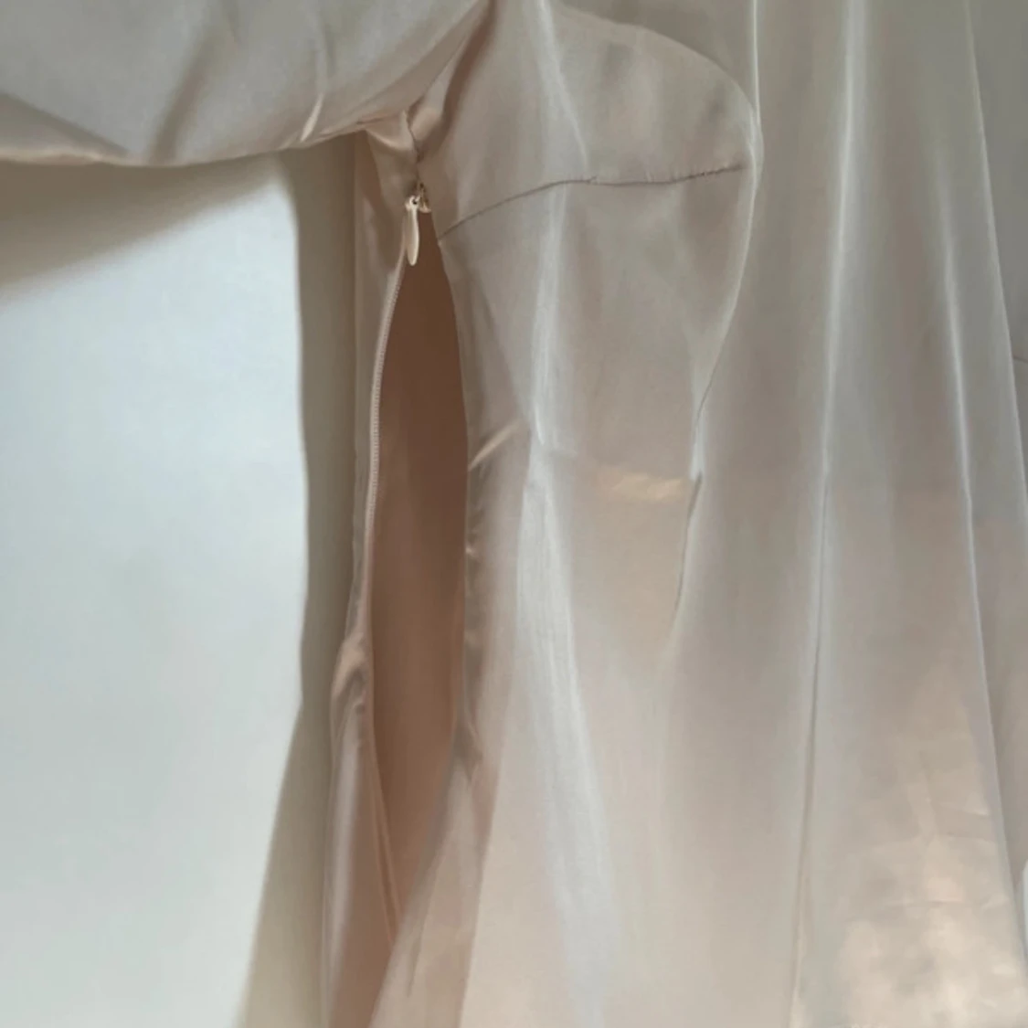 Satinblus med öppen rygg - 3