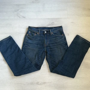 Levi's 541 jeans - Säljer ett par klassiska Levi's 541 jeans. De har en normal passform med raka ben och fem fickor. Perfekta för sommaren. Dom är helt nya, tvättat dom 1 gång, säljer dom eftersom jag inte kan lämna tillbaka dom längre. Byxorna är i princip nyskick