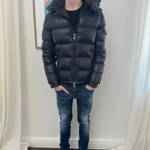 Moncler maya mörkblå - En sjukt fet moncler maya i färgen navy blir storlek 1, tveka inte att skriva. Obs! Priset är ej hugget i sten.