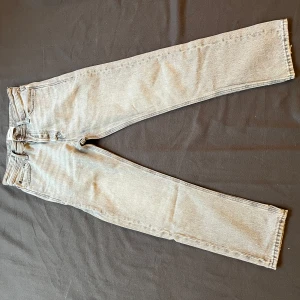 Grå jeans från Jack & Jones - Snygga grå jeans från Jack & Jones med klassisk femficksdesign. Storlek 27 i midjan och 30 i längd.