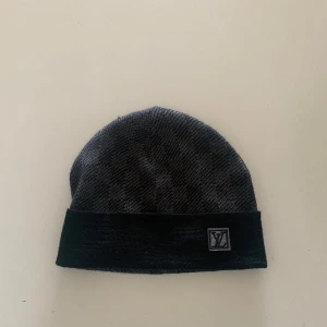 Louis Vuitton mössa  - Säljer min LV mössa då den inte används, köpte den innan vintern för 3500kr. Har inget kvitto på den därav säljer jag den billigt. Den är i nytt skick och har används ett fåtal gånger. Kan gå ner lite i pris.