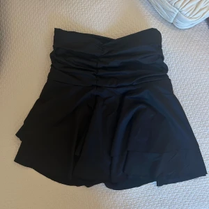 Minikjol  - Svart minikjol med låg midja från monki i strl xs💗så snygg till fest❤️‍🔥helt slutsåld och svår att få tag på☺️