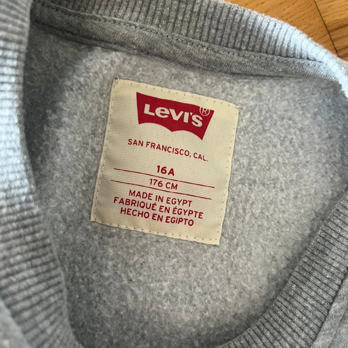 Grå sweatshirt från Levi's - 2