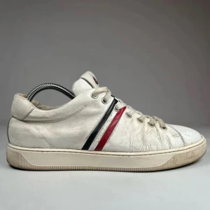Moncler skor - Snygga vita sneakers från Moncler. De är lite slitna vilket leder till priset, de är självklart äkta! Nypris runt 6500 kr hos mig 1199 plus du får en mystery gift vid snabb affär! Tveka inte vid frågetecken. Självklart äkta!