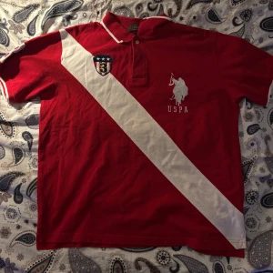 Röd Vintage polo tröja❤️ - Asnygg röd U.S.P.A polo🔥fin kvalitet som ny o inte alls använt mycket heller pga fel storlek , 100% på att den funkar som storlek M osså🫶ungefär 60 cm i på framsidan 💕Inga fläckar heller❣️köpt för cirka 230 kr i butik👍