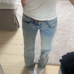 Lågmidjade jeans - Skit snygga lågmidjade bootcut jeans som är helt slutsålda! Bra skick och stretchiga i midjan! Super populära❤️