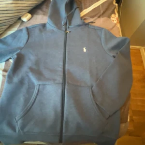 Polo ralph lauren zipper - Helt ny använd två gånger fin men jag personligen gillar nt förgen köpte för ungefär 6 dagar sedan 