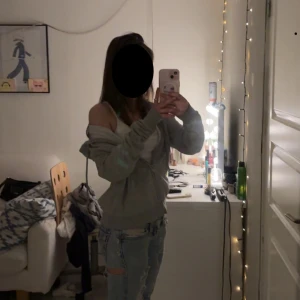 Grå hoodie med dragkedja - Säljer en stilren grå hoodie med dragkedja. Perfekt för en avslappnad look. Den har långa ärmar och en bekväm passform. Perfekt för kyliga dagar eller mysiga hemmakvällar. Storlek xxs men sitter som en s ❤️skriv vid frågor eller funderingar