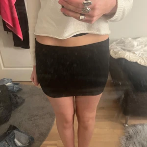 Svart minikjol - Snygg svart minikjol med tight passform. Kjolen är enkel och passar till många olika outfits, jag har gjort den själv!🩷