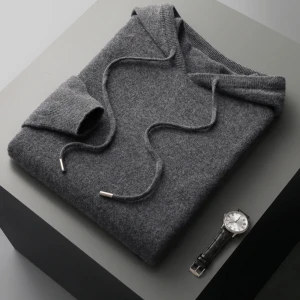 Merinoull Hoodie - Mörkgrå merinoull hoodie/tröja i fint skick. Storlek: S. Väldigt lite använd, finns en liten defekt vid kragen men syns inte vid användning. Skickar även med extra snöre om man vill förlänga/byta. Skriv privat vid frågor, prisförslag eller byten🍾