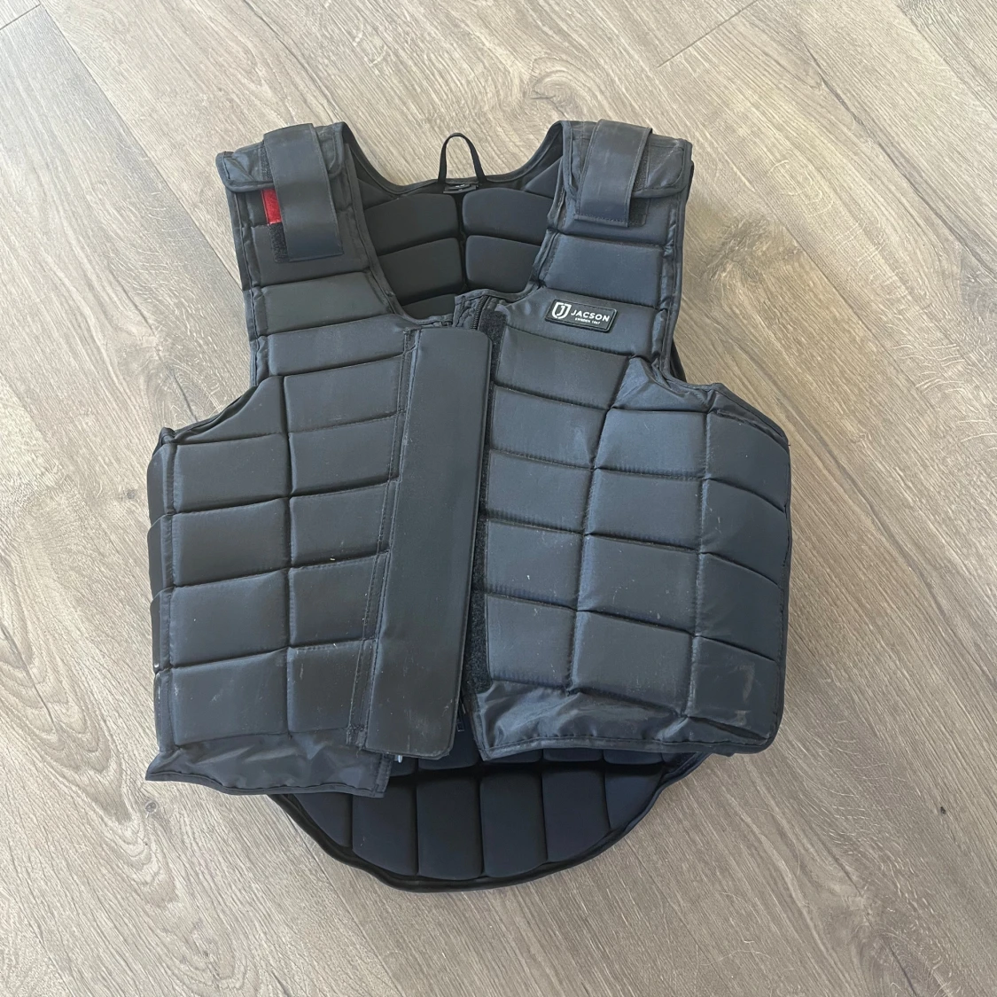 Svart skyddsväst från Azcaray