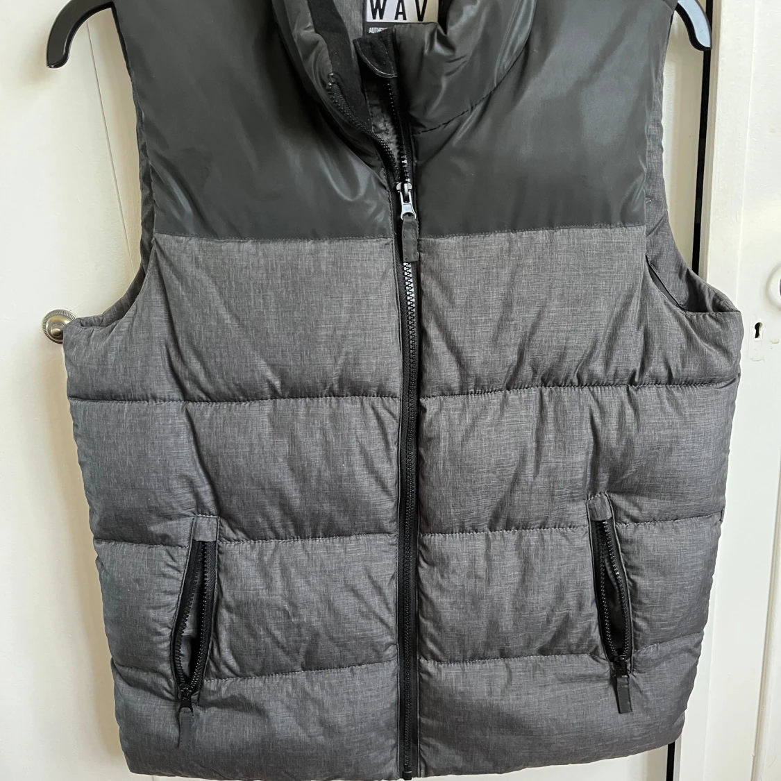 Grå och svart dunväst från WAVE