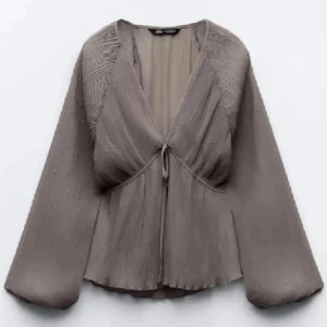 Superfin blus Zara  - Jättefin blus i lila färg från Zara, säljer då den it kommer till användning, inga defekter!!❤️