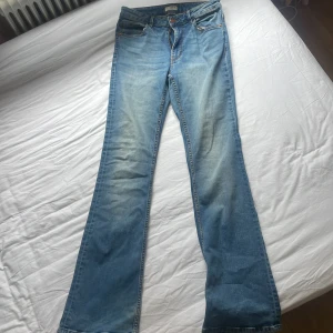 Lådmidjade Flare jeans  - Strl 38 men dom sitter som 36:or, dom formar sig efter din storlek och är lågmidjade, bra skick! 💞💞