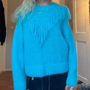 Stickad tröja - Jättefin stickad tröja med fransar❤️skruv för fler bilder( obs lånade bilder)