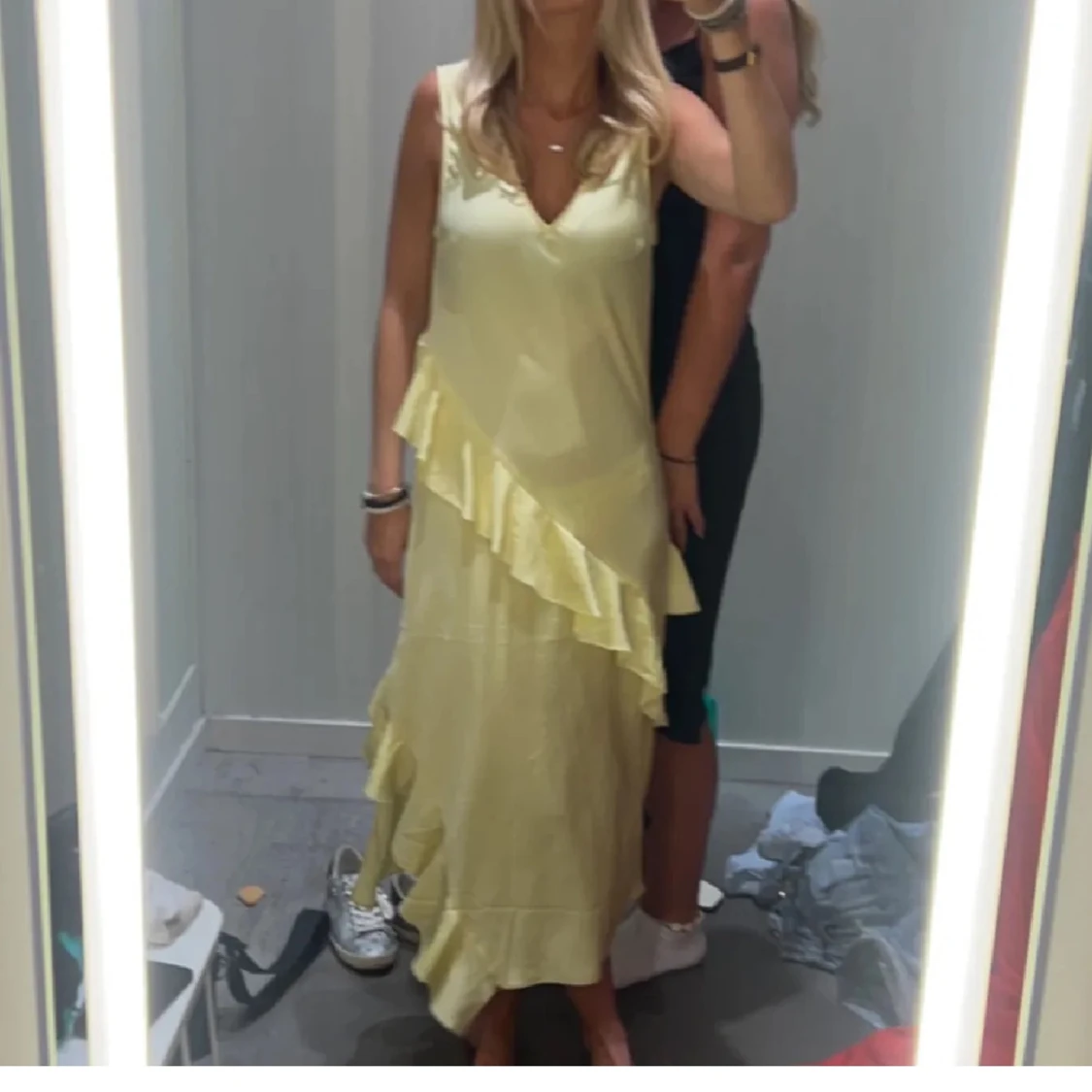 Gul ärmlös klänning med volang - 2