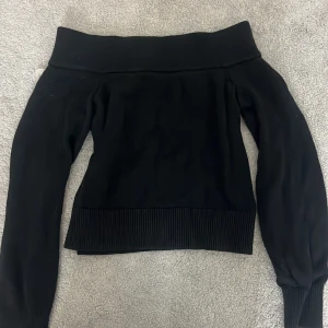 Svart offshoulder tröja från H&M - Säljer en svart offshoulder tröja från H&M i storlek xs, super snygg!🥰