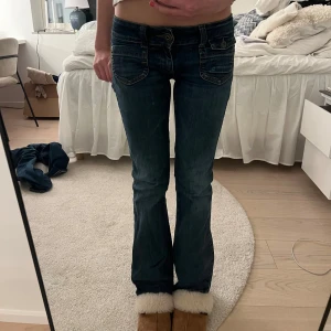 Lågmidjade bootcut jeans - Sjukt snygga lågmidjade bootcut jeans från only!! Älskar!! Sjukt trendiga och svåra att få tag på!! Köp bundle😇😇🥹🥹🌸🥹 midjemått: ca 36cm, innerbenslängd: ca 75cm🥹🥹