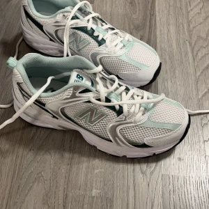 New Balance 530 - Väldigt bra skick, inte smutsiga eller så! Innemått 23,5
