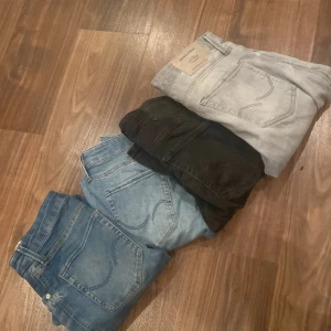 Tre par jeans i olika färger - Säljer 4 par jeans alla kostar 300 kr styck men om man köper alla så kostar det 1000 kr. Pris kan också diskuteras om man köper alla enkelt och smidigt 