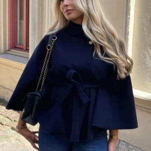 Poncho Blair missäy - Supersnygg vårkappa! 🫶🏼❤️ storleken är onesize (den är svart men hittade bara en bild på den blå)