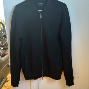 Svart kofta Massimo Dutti - Snygg svart kofta i bra skick redo att bli använd!