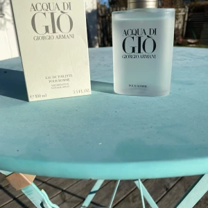 Acqua di Giò Pour Homme Eau de Toilette - Acqua di Gio edt, ungefär 90 ml kvar. Passar superbra till sommaren med noter av bergamott, nerolin och grön mandarin. Hör av dig vid intresse!